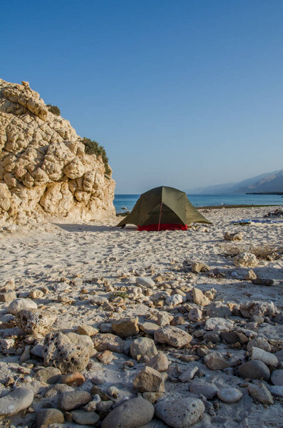Дикий кемпинг на песчаном пляже Омана
