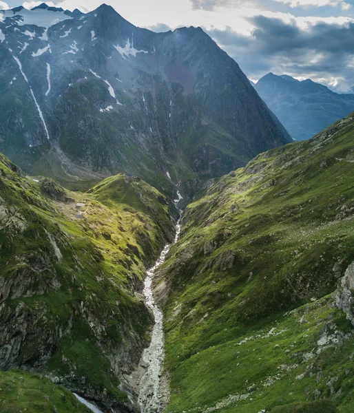 Pandangan Udara Dari Ngarai Daerah Pegunungan Dengan Sungai Melalui Hutan — Stok Foto