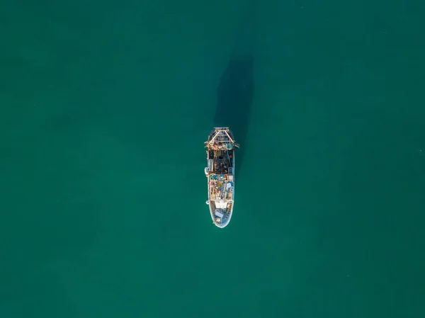 Vue Aérienne Bateau Pêche Ancré Sur Océan Scène Paisible Sur — Photo