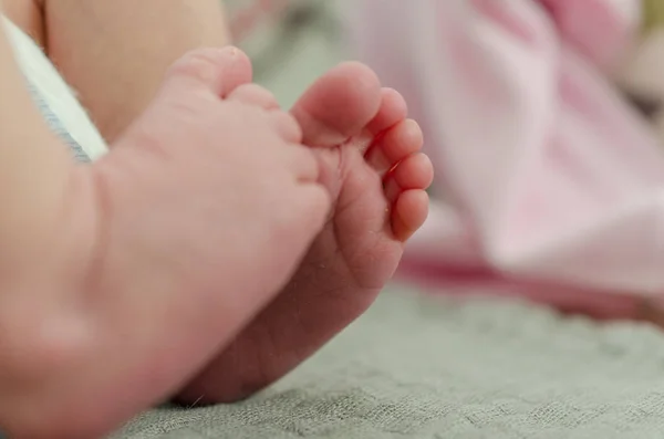 Yeni Doğmuş Bir Bebeğin Çıplak Ayaklarıyla — Stok fotoğraf