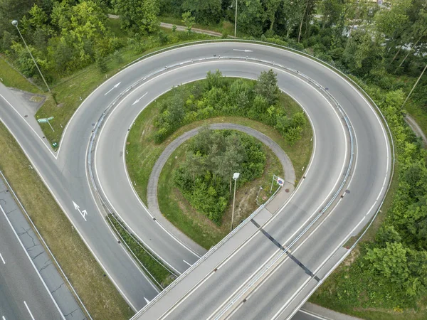 连接公路的圆形公路的空中景观 — 图库照片