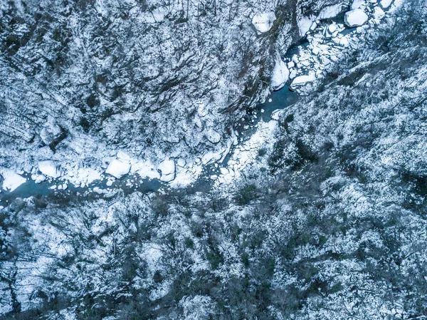 Flygfoto Över Snötäckta Floden Djup Dal — Stockfoto