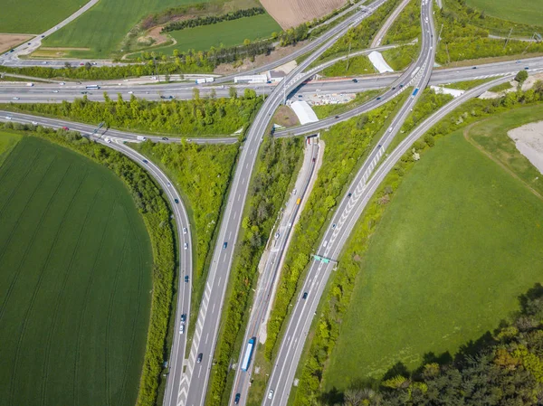 瑞士高速公路上的野生动物立交桥空中景观 — 图库照片