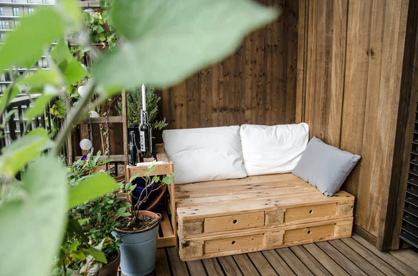 Accogliente Divano Pallet Legno Sul Balcone — Foto Stock