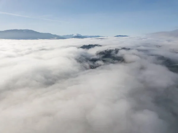 Вид Воздуха Сельскую Местность Швейцарии Покрытый Туманом — стоковое фото