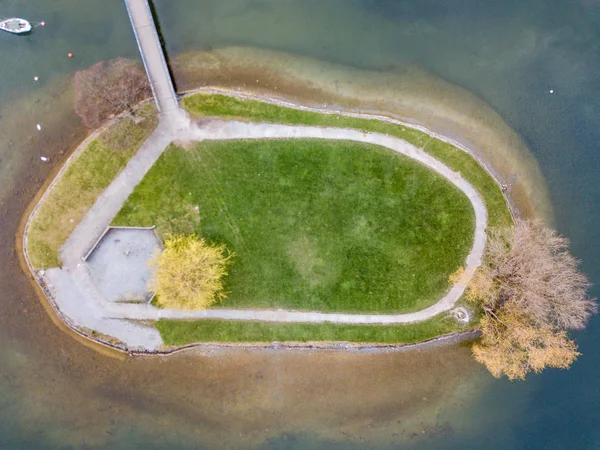 Luftaufnahme Einer Kleinen Insel Küstennähe Auf Einem See Der Schweiz — Stockfoto