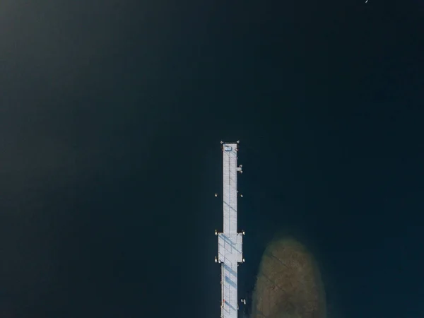 Letecký Pohled Zasněžené Přístaviště Jezeře — Stock fotografie