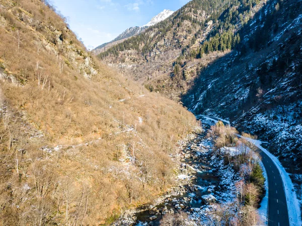 Vista Aérea Carretera Montaña Través Del Valle Salvaje Los Alpes —  Fotos de Stock