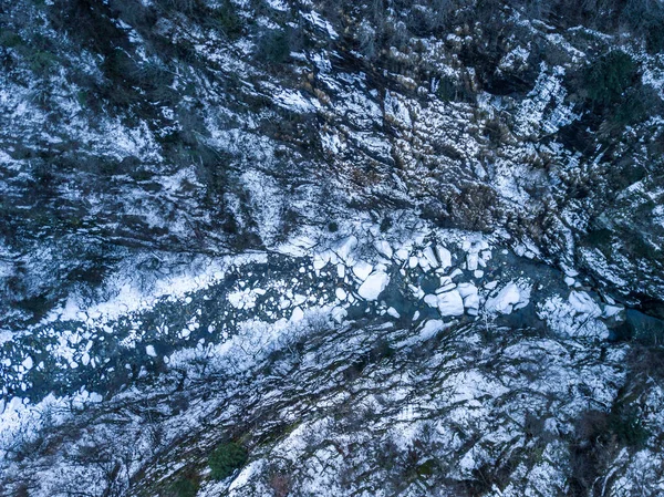 Flygfoto Över Snötäckta Floden Djup Dal — Stockfoto