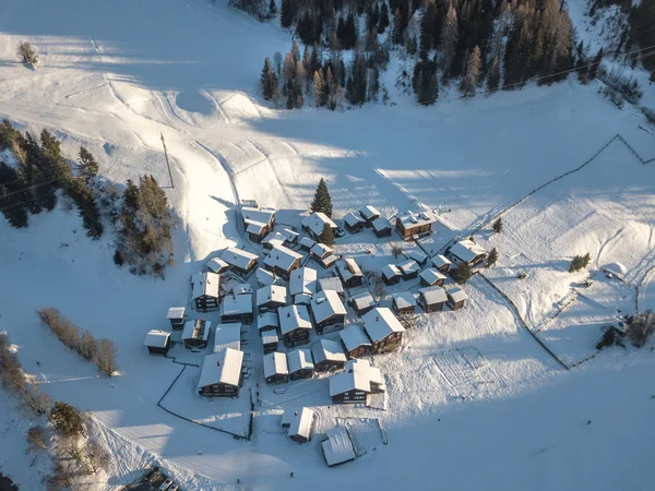 Vista Aérea Casas Cobertas Neve Pequena Cidade Rural Suíça — Fotografia de Stock