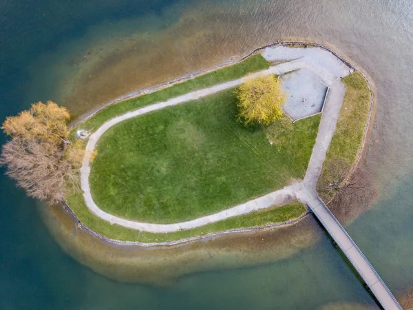 Vista Aérea Pequena Ilha Perto Costa Lago Suíça — Fotografia de Stock