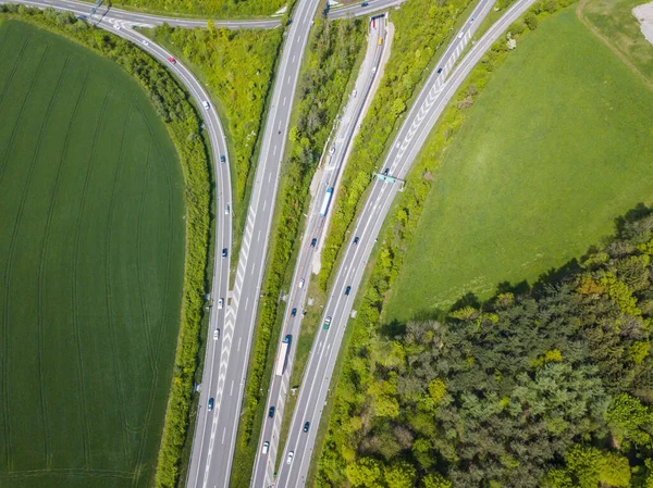 スイスの高速道路を野生生物の空中ビューが通過 — ストック写真