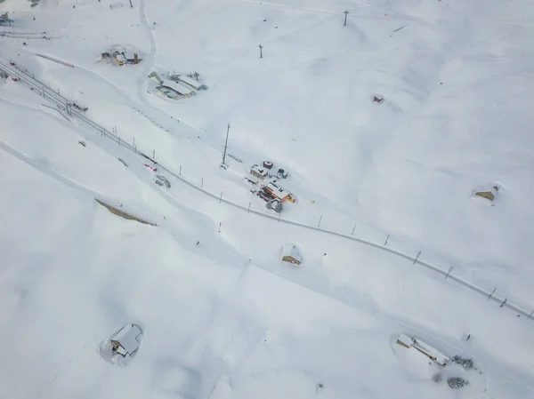 Vista Aérea Del Ferrocarril Través Del Paisaje Cubierto Nieve Suiza —  Fotos de Stock