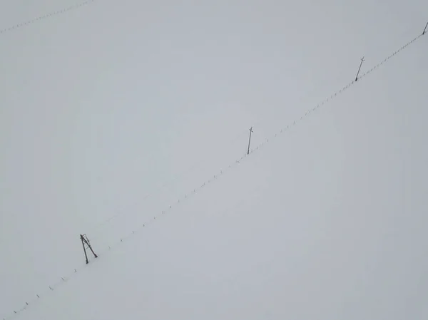 Vista Aérea Linha Energia Paisagem Coberta Neve — Fotografia de Stock