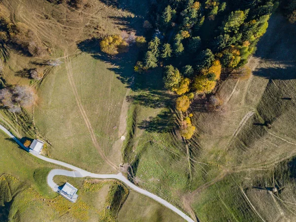 Vista Aérea Estrada Através Área Montanha Suíça — Fotografia de Stock