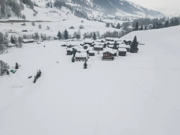 Vista Aérea Cidade Com Telhados Cobertos Neve Vila Suíça Inverno — Fotografia de Stock