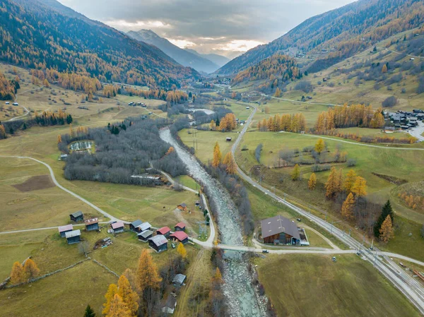 Sviçre Deki Dağ Vadisinin Havadan Görünüşü Hint Yazında Sonbahar Renkleri — Stok fotoğraf
