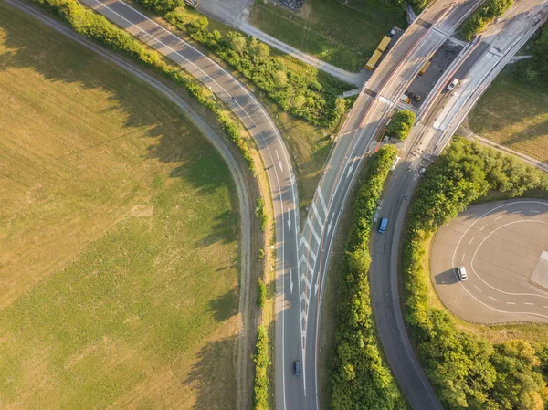 スイスの緑の牧草地での高速道路のインターチェンジの空中ビュー — ストック写真