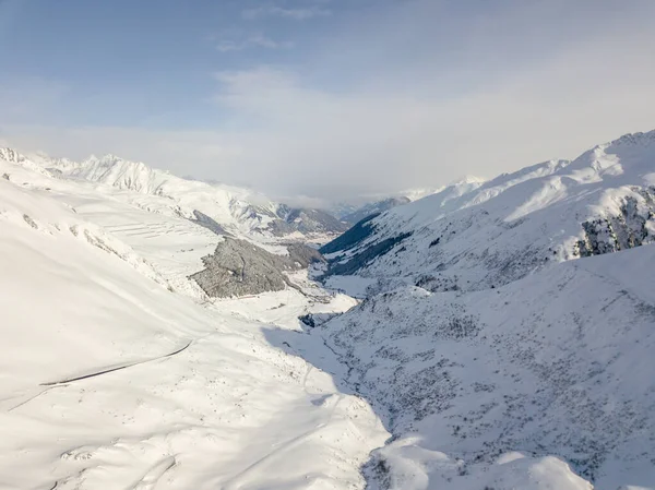 瑞士阿尔卑斯山覆盖雪山的空中景观 — 图库照片