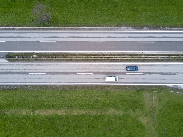 野原を通る道路の空中風景 — ストック写真