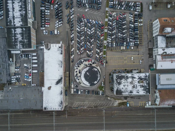 Вид Воздуха Многие Автомобили Парковке Промышленных Зданий — стоковое фото