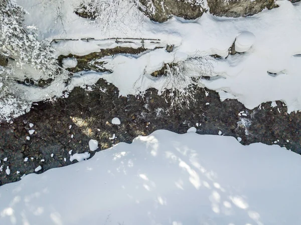Вид Воздуха Реку Покрытый Снегом Лес Спокойной Обстановке — стоковое фото