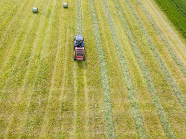 İsviçre 'deki tarım arazisindeki hasatçının hava görüntüsü