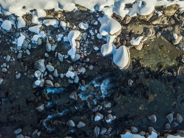 Вид Воздуха Заснеженные Камни Реке Протекающей Через Зиму — стоковое фото