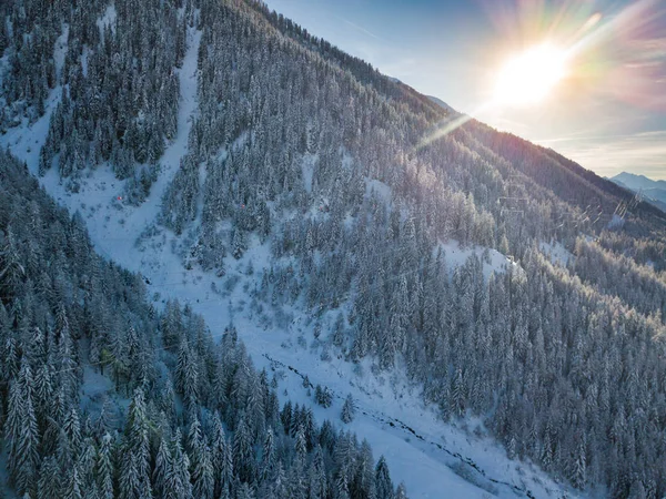 Vedere Aeriană Liniei Electrice Prin Valea Alpină Din Elveția Zăpadă — Fotografie, imagine de stoc