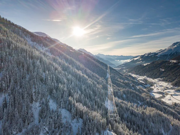 Widok Lotu Ptaka Przez Dolinę Alpejską Szwajcarii Zimą Pokryte Śniegiem — Zdjęcie stockowe