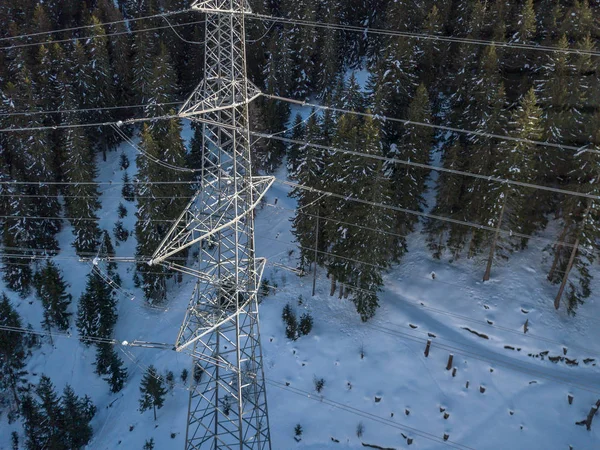 Flygfoto Kraftledning Genom Alpin Dal Schweiz Snötäckta Träd Vintern Begreppet — Stockfoto