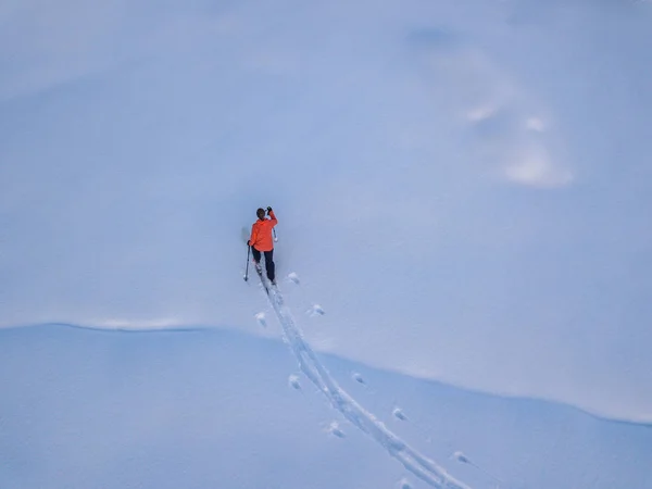 Flygfoto Över Bergsbestigare Vandring Uppåt Med Turskidor Snötäckt Backcountry Begreppet — Stockfoto