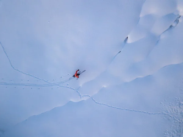 Flygfoto Över Bergsbestigare Vandring Uppåt Med Turskidor Snötäckt Backcountry Begreppet — Stockfoto