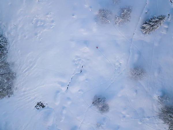 Pemandangan Udara Dari Pendaki Gunung Naik Atas Dengan Tur Ski — Stok Foto