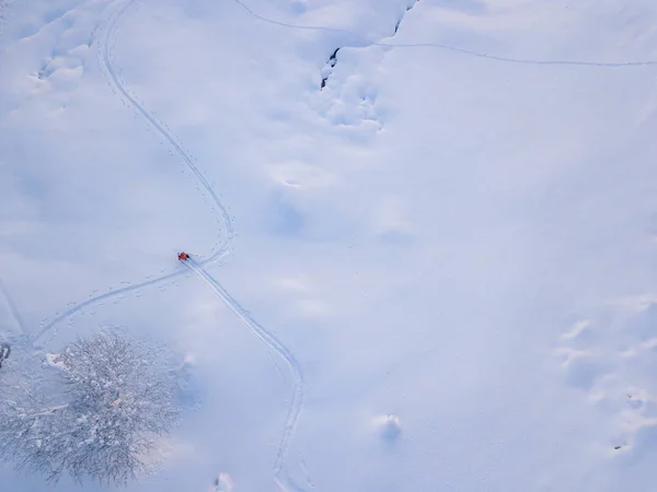 Αεροφωτογραφία Ορειβάτη Πεζοπορία Προς Πάνω Touring Σκι Στο Χιόνι Καλύπτονται — Φωτογραφία Αρχείου