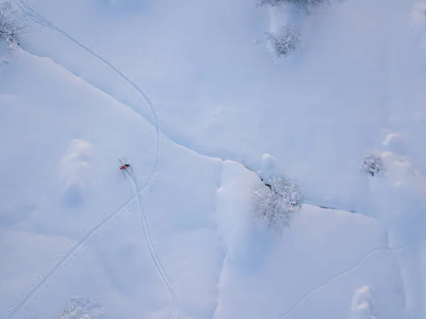 Flygfoto Över Bergsbestigare Vandring Uppåt Med Turskidor Snötäckt Backcountry Begreppet — Stockfoto