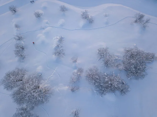 Vista Aérea Del Montañista Caminando Hacia Arriba Con Esquí Travesía — Foto de Stock