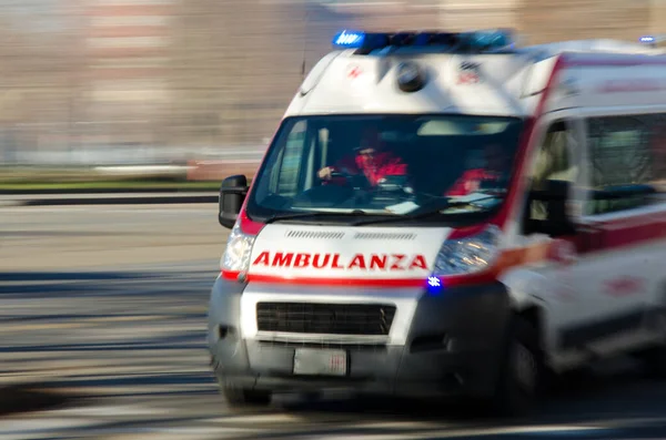 İtalya 'daki ambulans mavi ışıkla çok hızlı gidiyor.