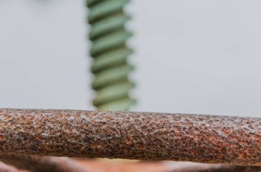 Arka plandaki metal teçhizatı kapat