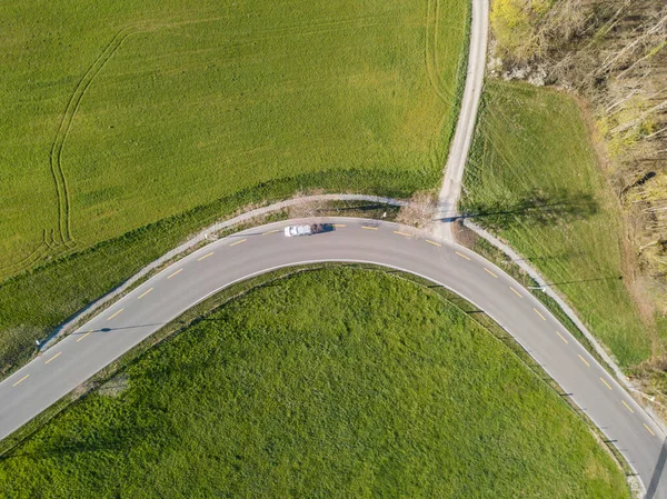 Вид Воздуха Дорогу Через Сельскую Местность Травяные Поля Рядом Асфальтовой — стоковое фото