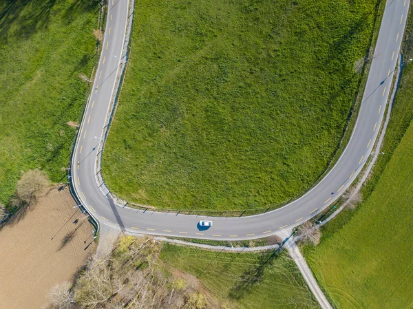 Luftaufnahme Der Straße Durch Ländliche Gebiete Grasfelder Neben Asphaltierten Straßen — Stockfoto