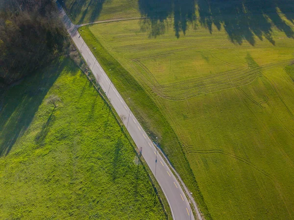 Vista Aérea Carretera Través Zona Rural Campos Hierba Lado Del — Foto de Stock