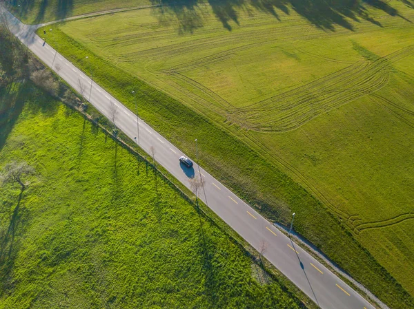 Flygfoto Över Vägen Genom Landsbygdsområden Gräsfält Vid Asfaltvägen Begreppet Väg — Stockfoto