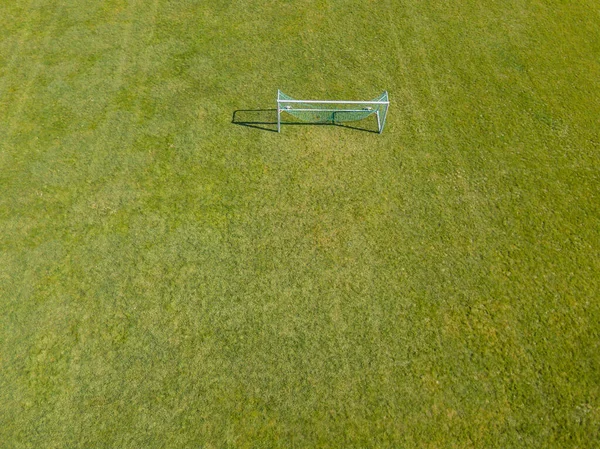 スイスのサッカーとネットのための緑のフィールドの空中ビュー — ストック写真