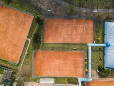 İsviçre 'deki boş tenis kortlarının havadan görünüşü.