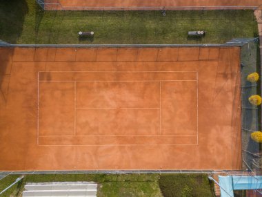 İsviçre 'deki boş tenis kortunun havadan görünüşü.