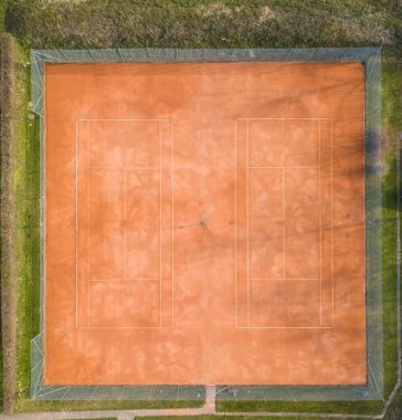 İsviçre 'deki boş tenis kortunun havadan görünüşü.