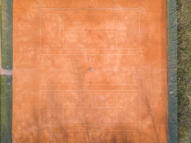 İsviçre 'deki boş tenis kortunun havadan görünüşü.