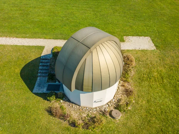 Widok Lotu Ptaka Obserwatorium Astronomicznego Zielonej Łące Letni Dzień Koncepcja — Zdjęcie stockowe