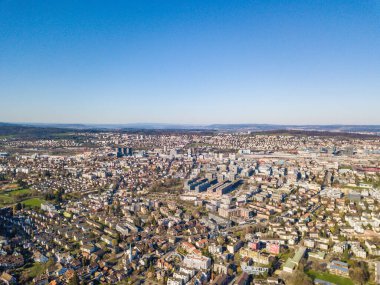 Kasabanın sınırındaki binaların havadan görünüşü. İsviçre 'nin banliyö bölgesinde kentsel yayılma kavramı.